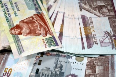 Mısır parası, binlerce sterlin banknotlar 200 ve 50 EGP LE, Mısır para döviz kuru ve ekonomi durumu, para konsepti, enflasyon krizi, para birimi ve yatırım