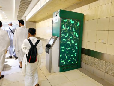 Mekke, Suudi Arabistan, 9 Haziran 2024: Suudi Arabistan para çekmek için SNB ATM otomatik veznedar makinesi, Suudi Ulusal Bankası SNB AlAhli eski adıyla The National Commercial Bank (NCB), Suudi Arabistan 'daki en büyük ticari banka
