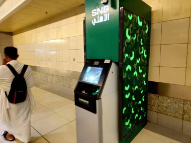 Mekke, Suudi Arabistan, 9 Haziran 2024: Suudi Arabistan para çekmek için SNB ATM otomatik veznedar makinesi, Suudi Ulusal Bankası SNB AlAhli eski adıyla The National Commercial Bank (NCB), Suudi Arabistan 'daki en büyük ticari banka