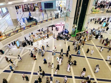 Mekke, Suudi Arabistan, 9 Haziran 2024: Saat Kuleleri 'nin içinde, Mekke' deki yedi gökdelen oteline ait bir devlet kompleksi, hacılara yardım amaçlı Kral AbdulAziz Bağış Projesi 'nin bir parçası.
