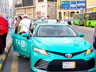 Mekke, Suudi Arabistan, 9 Haziran 2024: Mekke Makkah Taksisi, kutsal şehrin içinde ve dışında hacıları taşımak için kullanılan bir araç, Suudi Arabistan Krallığı 'nda kiralık bir araç.