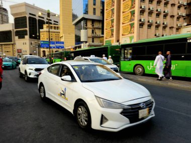 Mekke, Suudi Arabistan, 9 Haziran 2024: Mekke Makkah Taksisi, kutsal şehrin içinde ve dışında hacıları taşımak için kullanılan bir araç, Suudi Arabistan Krallığı 'nda kiralık bir araç.