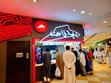 Mekke, Suudi Arabistan, 12 Haziran 2024: Pizza Hut, LLC, 1958 yılında Wichita, Kansas 'ta Dan ve Frank Carney kardeşler tarafından kurulan çok uluslu bir pizza restoranı zinciri.
