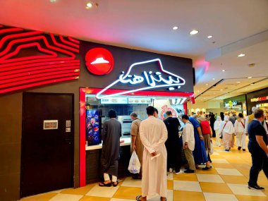 Mekke, Suudi Arabistan, 12 Haziran 2024: Pizza Hut, LLC, 1958 yılında Wichita, Kansas 'ta Dan ve Frank Carney kardeşler tarafından kurulan çok uluslu bir pizza restoranı zinciri.