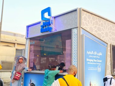 Mekke, Suudi Arabistan, 18 Haziran 2024: Sabit hat, cep telefonu ve İnternet hizmetleri sunan Suudi Arabistan telekomünikasyon hizmetleri şirketi, seyyahlara SIM kartlar sunuyor
