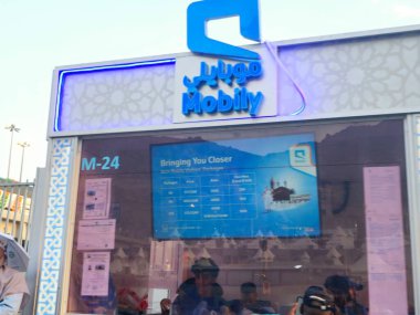 Mekke, Suudi Arabistan, 18 Haziran 2024: Sabit hat, cep telefonu ve İnternet hizmetleri sunan Suudi Arabistan telekomünikasyon hizmetleri şirketi, seyyahlara SIM kartlar sunuyor