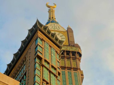 Mekke, Suudi Arabistan, 20 Haziran 2024: Kabe yakınlarındaki Saat Kuleleri, Mekke 'deki yedi gökdelen oteline ait bir devlet kompleksi, hacılara yardım amaçlı Kral AbdulAziz Bağış Projesi' nin bir parçası.