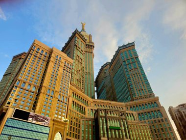 Mekke, Suudi Arabistan, 20 Haziran 2024: Kabe yakınlarındaki Saat Kuleleri, Mekke 'deki yedi gökdelen oteline ait bir devlet kompleksi, hacılara yardım amaçlı Kral AbdulAziz Bağış Projesi' nin bir parçası.