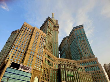 Mekke, Suudi Arabistan, 20 Haziran 2024: Kabe yakınlarındaki Saat Kuleleri, Mekke 'deki yedi gökdelen oteline ait bir devlet kompleksi, hacılara yardım amaçlı Kral AbdulAziz Bağış Projesi' nin bir parçası.