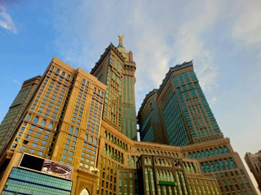 Mekke, Suudi Arabistan, 20 Haziran 2024: Kabe yakınlarındaki Saat Kuleleri, Mekke 'deki yedi gökdelen oteline ait bir devlet kompleksi, hacılara yardım amaçlı Kral AbdulAziz Bağış Projesi' nin bir parçası.