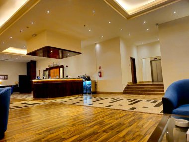 Mekke, Suudi Arabistan, 21 Haziran 2024: Mekke 'nin büyük camii yakınlarındaki Makkah otellerinden birinin içindeki lobi kafe hacılara ve turistlere farklı içkiler sunuyor.