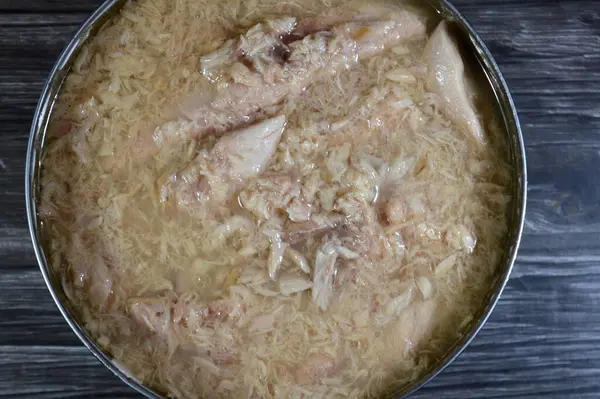 Ton balığı, Scombridae familyasının bir alt grubu olan Thunnini kabilesine ait bir tuzlu su balığıdır. Ton balığı, bağışıklık sistemini güçlendiren protein ve vitamin açısından zengindir.