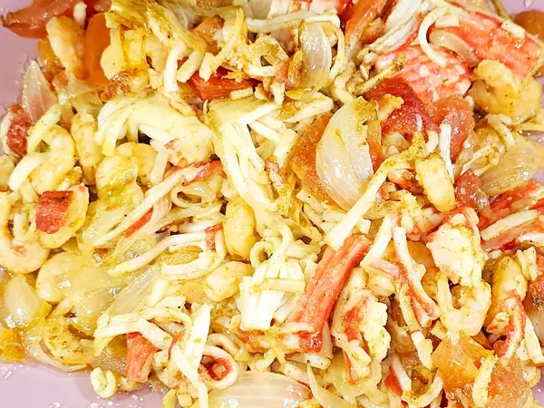 Kabuklu karides ve yengeç çubuklarından yapılmış ızgara deniz ürünleri, uzun gövdeli karidesler, yengeç çubukları, kar bacakları, taklit yengeç eti, Surimi ezilmiş beyaz balıktan yapılmış Japon deniz ürünleri.