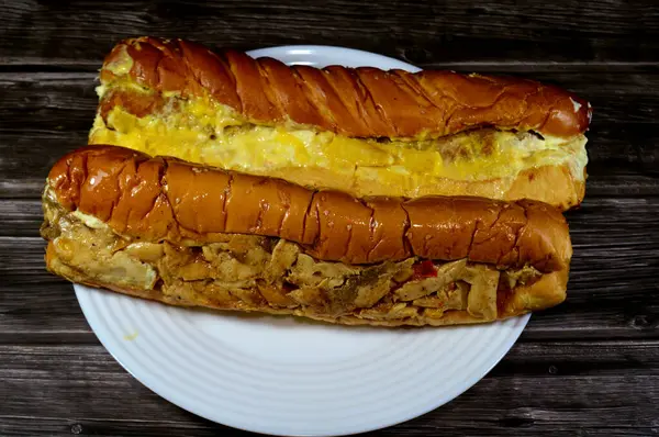 Tavuk sandviçi, mozzarella peyniri, patates kızartması, mayonez ve lahana salatası, tavuk Fajita ızgara tavuk, mantar.