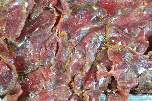 Biftek göğüs etinden yapılan ince pastırma dilimleri, çiğ et tuzlu, kısmen kurutulmuş, otlar ve baharatlarla tatlandırılmış, sonra Romanya 'dan gelen konserve sığır eti gibi tütsülenmiş ve buharlanmış.