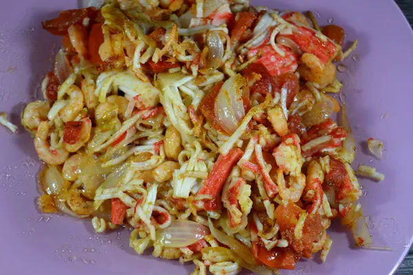 Kabuklu karides ve yengeç çubuklarından yapılmış ızgara deniz ürünleri, uzun gövdeli karidesler, yengeç çubukları, kar bacakları, taklit yengeç eti, Surimi ezilmiş beyaz balıktan yapılmış Japon deniz ürünleri.