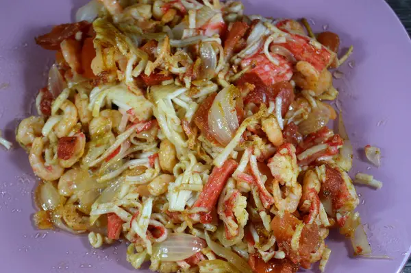 Kabuklu karides ve yengeç çubuklarından yapılmış ızgara deniz ürünleri, uzun gövdeli karidesler, yengeç çubukları, kar bacakları, taklit yengeç eti, Surimi ezilmiş beyaz balıktan yapılmış Japon deniz ürünleri.