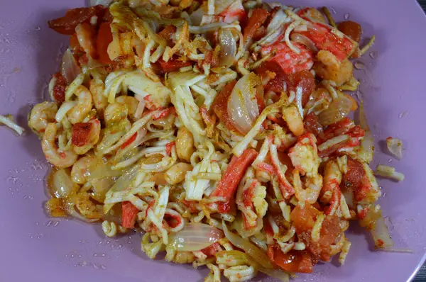 Kabuklu karides ve yengeç çubuklarından yapılmış ızgara deniz ürünleri, uzun gövdeli karidesler, yengeç çubukları, kar bacakları, taklit yengeç eti, Surimi ezilmiş beyaz balıktan yapılmış Japon deniz ürünleri.