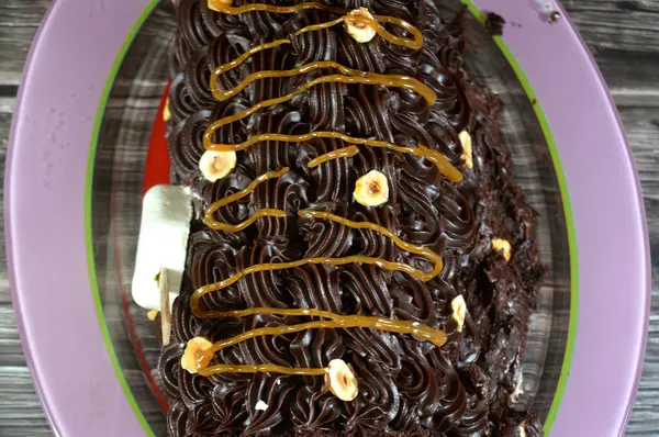 Dondurmalı pasta, vanilyalı dondurma. İçi kek katmanı, çikolatalı ve kremalı, fındıklı ve karamel soslu. Yaz konsepti, vanilyalı ve çikolatalı pasta.