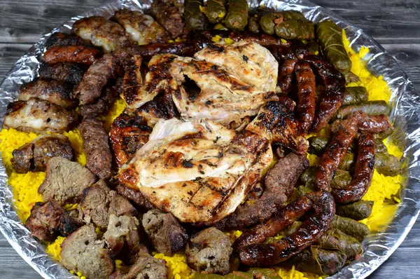 ızgara ızgara sığır eti kebabı sosis, sığır eti, Kofta, şiş, tavuk ve Kufta Tarb kuzu etine sarılı kuzu eti, sarı Hint Basmati pilavı, sarılmış üzüm yaprağı dolması