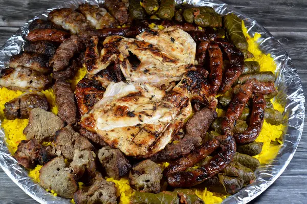 ızgara ızgara sığır eti kebabı sosis, sığır eti, Kofta, şiş, tavuk ve Kufta Tarb kuzu etine sarılı kuzu eti, sarı Hint Basmati pilavı, sarılmış üzüm yaprağı dolması