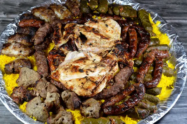 ızgara ızgara sığır eti kebabı sosis, sığır eti, Kofta, şiş, tavuk ve Kufta Tarb kuzu etine sarılı kuzu eti, sarı Hint Basmati pilavı, sarılmış üzüm yaprağı dolması