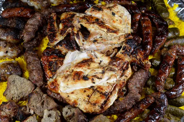 ızgara ızgara sığır eti kebabı sosis, sığır eti, Kofta, şiş, tavuk ve Kufta Tarb kuzu etine sarılı kuzu eti, sarı Hint Basmati pilavı, sarılmış üzüm yaprağı dolması