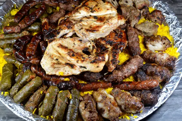 ızgara ızgara sığır eti kebabı sosis, sığır eti, Kofta, şiş, tavuk ve Kufta Tarb kuzu etine sarılı kuzu eti, sarı Hint Basmati pilavı, sarılmış üzüm yaprağı dolması