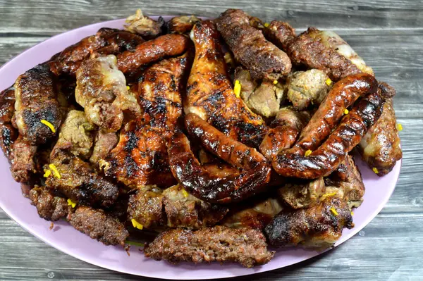 Arap mutfağının bir karışımı geleneksel yemek kömürü ızgara sığır kebabı ızgara et parçaları sosis, biftek Kofta şiş, ızgara tavuk ve kuzu yağına sarılmış Kufta Tarb.