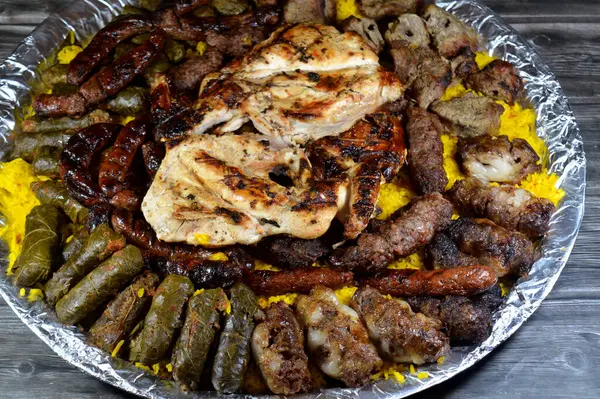 ızgara ızgara sığır eti kebabı sosis, sığır eti, Kofta, şiş, tavuk ve Kufta Tarb kuzu etine sarılı kuzu eti, sarı Hint Basmati pilavı, sarılmış üzüm yaprağı dolması