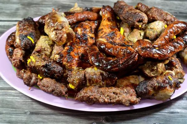 Arap mutfağının bir karışımı geleneksel yemek kömürü ızgara sığır kebabı ızgara et parçaları sosis, biftek Kofta şiş, ızgara tavuk ve kuzu yağına sarılmış Kufta Tarb.