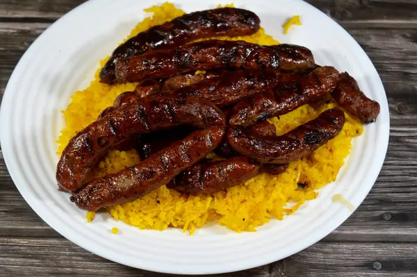 Orta Doğu usulü ızgara sığır eti sosisi ızgara kömür, ızgara Arap yemeği, Sarı Basmati Hint uzun tahıllı pirinci.