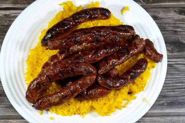 Orta Doğu usulü ızgara sığır eti sosisi ızgara kömür, ızgara Arap yemeği, Sarı Basmati Hint uzun tahıllı pirinci.