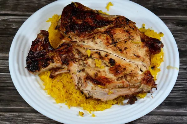 Bir tabakta servis edilen mangalda ızgara tavuk, ızgara Arap yemeği, Sarı Basmati Hint uzun tahıllı pilavı.