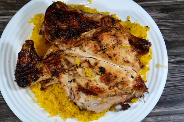 Bir tabakta servis edilen mangalda ızgara tavuk, ızgara Arap yemeği, Sarı Basmati Hint uzun tahıllı pilavı.