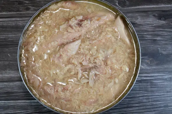 Ton balığı, Scombridae familyasının bir alt grubu olan Thunnini kabilesine ait bir tuzlu su balığıdır. Ton balığı, bağışıklık sistemini güçlendiren protein ve vitamin açısından zengindir.