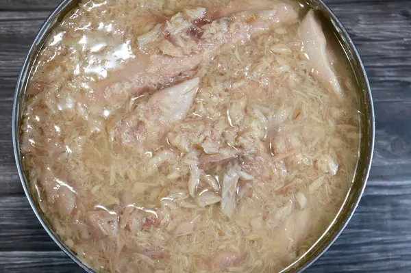 Ton balığı, Scombridae familyasının bir alt grubu olan Thunnini kabilesine ait bir tuzlu su balığıdır. Ton balığı, bağışıklık sistemini güçlendiren protein ve vitamin açısından zengindir.