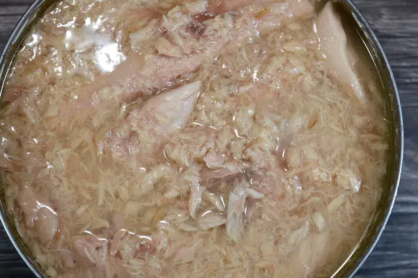 Ton balığı, Scombridae familyasının bir alt grubu olan Thunnini kabilesine ait bir tuzlu su balığıdır. Ton balığı, bağışıklık sistemini güçlendiren protein ve vitamin açısından zengindir.