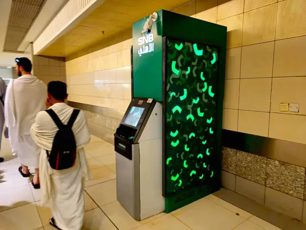 Mekke, Suudi Arabistan, 9 Haziran 2024: Suudi Arabistan para çekmek için SNB ATM otomatik veznedar makinesi, Suudi Ulusal Bankası SNB AlAhli eski adıyla The National Commercial Bank (NCB), Suudi Arabistan 'daki en büyük ticari banka