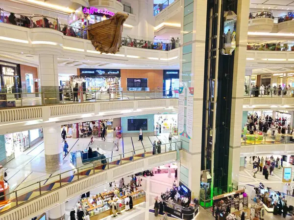 Mekke, Suudi Arabistan, 9 Haziran 2024: Saat Kuleleri 'nin içinde, Mekke' deki yedi gökdelen oteline ait bir devlet kompleksi, hacılara yardım amaçlı Kral AbdulAziz Bağış Projesi 'nin bir parçası.