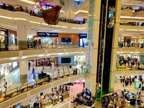 Mekke, Suudi Arabistan, 9 Haziran 2024: Saat Kuleleri 'nin içinde, Mekke' deki yedi gökdelen oteline ait bir devlet kompleksi, hacılara yardım amaçlı Kral AbdulAziz Bağış Projesi 'nin bir parçası.