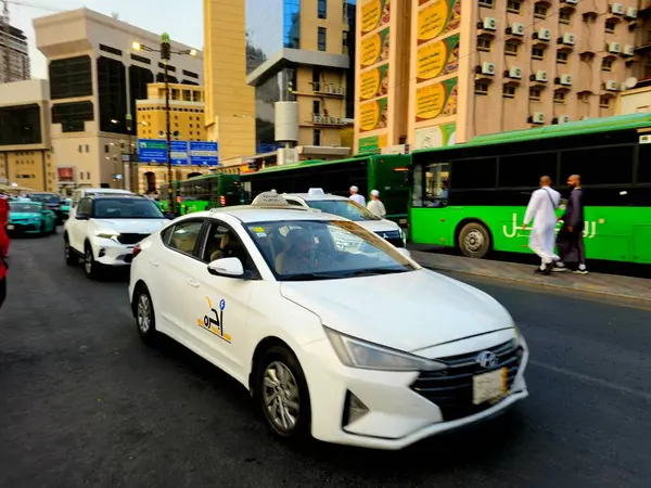 Mekke, Suudi Arabistan, 9 Haziran 2024: Mekke Makkah Taksisi, kutsal şehrin içinde ve dışında hacıları taşımak için kullanılan bir araç, Suudi Arabistan Krallığı 'nda kiralık bir araç.