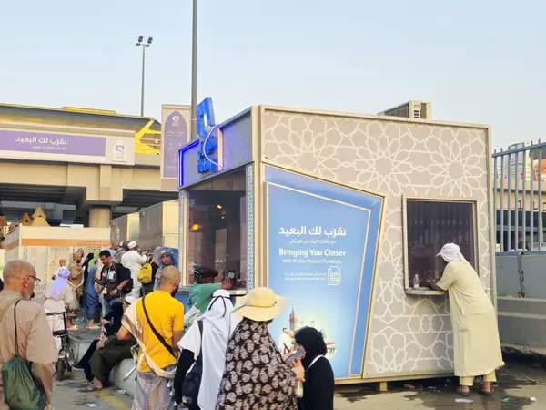 Mekke, Suudi Arabistan, 18 Haziran 2024: Sabit hat, cep telefonu ve İnternet hizmetleri sunan Suudi Arabistan telekomünikasyon hizmetleri şirketi, seyyahlara SIM kartlar sunuyor