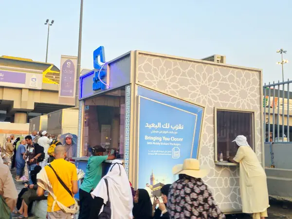 Mekke, Suudi Arabistan, 18 Haziran 2024: Sabit hat, cep telefonu ve İnternet hizmetleri sunan Suudi Arabistan telekomünikasyon hizmetleri şirketi, seyyahlara SIM kartlar sunuyor