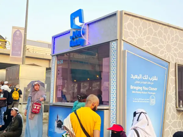 Mekke, Suudi Arabistan, 18 Haziran 2024: Sabit hat, cep telefonu ve İnternet hizmetleri sunan Suudi Arabistan telekomünikasyon hizmetleri şirketi, seyyahlara SIM kartlar sunuyor