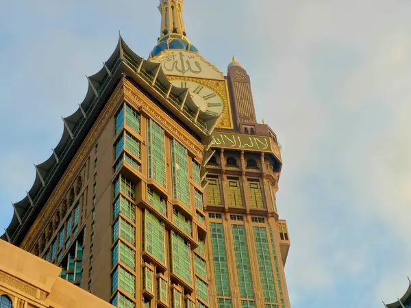 Mekke, Suudi Arabistan, 20 Haziran 2024: Kabe yakınlarındaki Saat Kuleleri, Mekke 'deki yedi gökdelen oteline ait bir devlet kompleksi, hacılara yardım amaçlı Kral AbdulAziz Bağış Projesi' nin bir parçası.