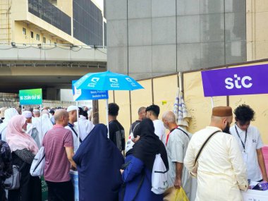 Mekke, Suudi Arabistan, 22 Haziran 2024: hacılara büyük kutsal Makkah, Zain KSA, Mobily ve STC şirketleri yakınlarındaki SIM kart numaralarını sunan farklı telekom şirketleri