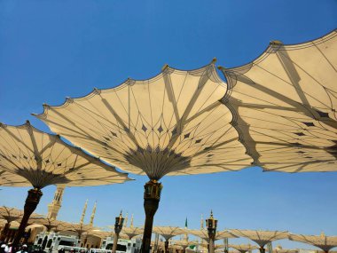 Medine, Suudi Arabistan, 26 Haziran 2024: Peygamber 'in camisindeki çadırlar veya dış avludaki El-Medine El Nabawi' deki hacılara, büyük bir hac alanı olan geri çekilebilir şemsiyelere gölge sağlamak için.