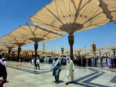 Medine, Suudi Arabistan, 26 Haziran 2024: Peygamber 'in camisindeki çadırlar veya dış avludaki El-Medine El Nabawi' deki hacılara, büyük bir hac alanı olan geri çekilebilir şemsiyelere gölge sağlamak için.