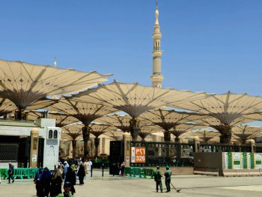 Medine, Suudi Arabistan, 26 Haziran 2024: Peygamber 'in camisindeki çadırlar veya dış avludaki El-Medine El Nabawi' deki hacılara, büyük bir hac alanı olan geri çekilebilir şemsiyelere gölge sağlamak için.